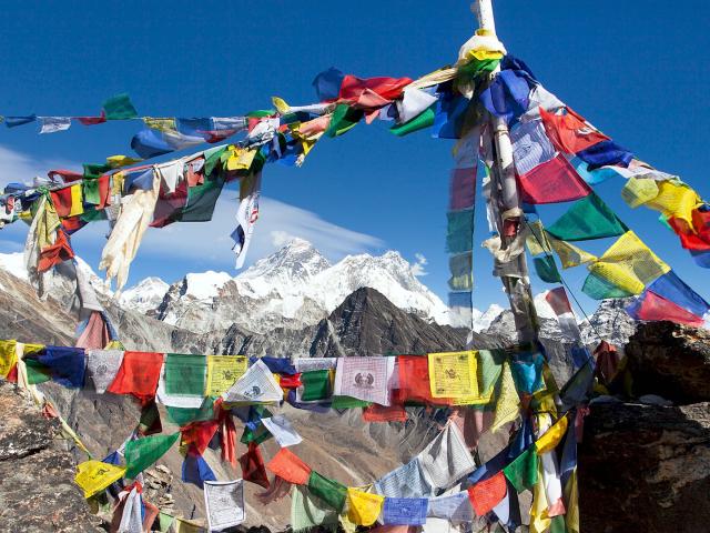 Blick auf den Mount Everest und Lhotse durch buddistische Gebetsfahnen durch