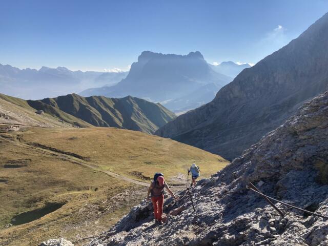 Wanderer in den Dolomiten an der Tierser Alplhütte