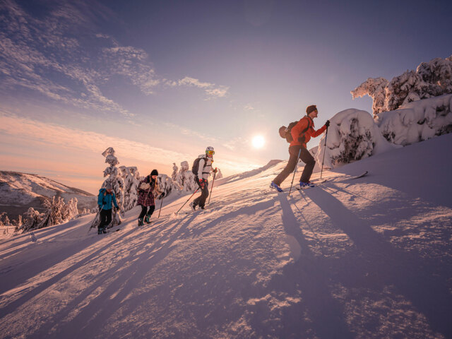Skitourengruppe bei Sonnenuntergang