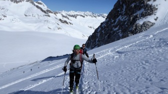 Aufstieg mit Ski am Gletscher