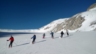 Skitourengruppe auf dem Weg zum Gipfel